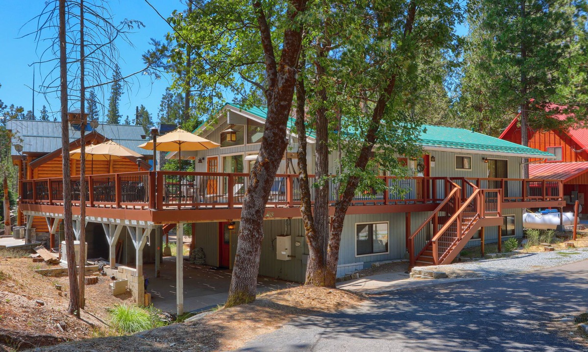 North Wawona Cabin | Yosemite Family Retreat combines three neighboring homes on a quiet Wawona cul-de-sac