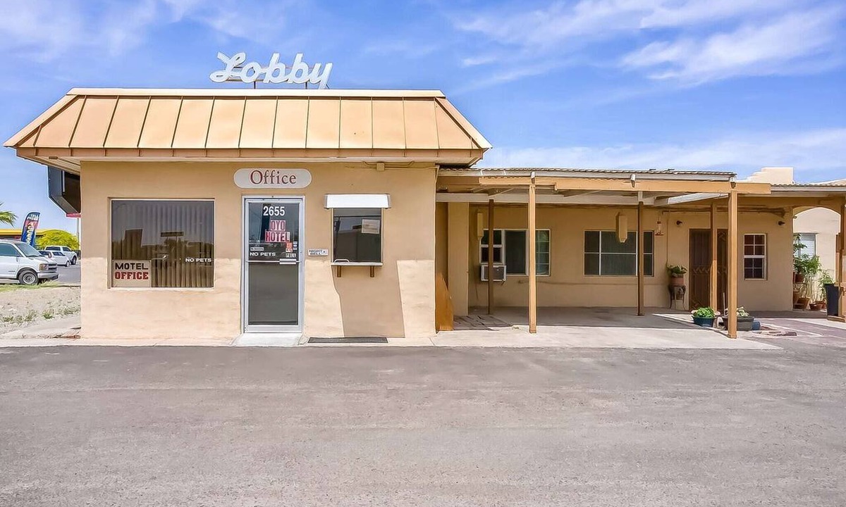 Yuma Apartment | Yuma AZ|Relaxing King Bed