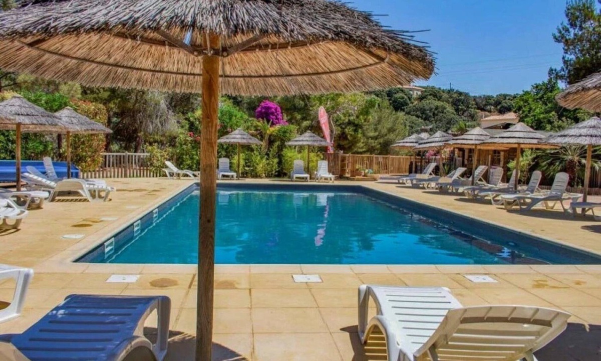 Cargese Ski Chalet | ZEcamping 3* parc aquatique jacuzzi locatif BBQ clim 35m2 5 pers