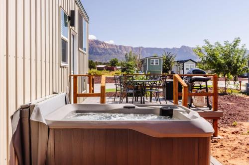 Apple Valley House | Zion Adventure, Private Hot Tub, Starry Nights