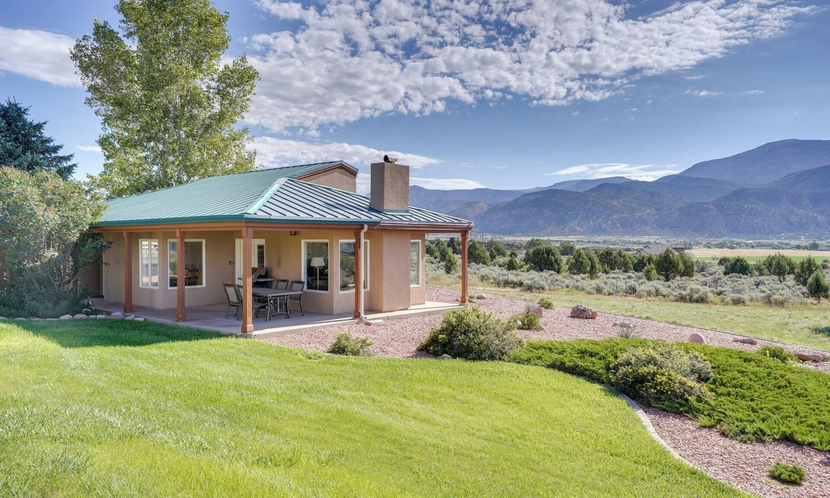 New Harmony House | Zion Mountain Guest House w/Canyon Vistas!