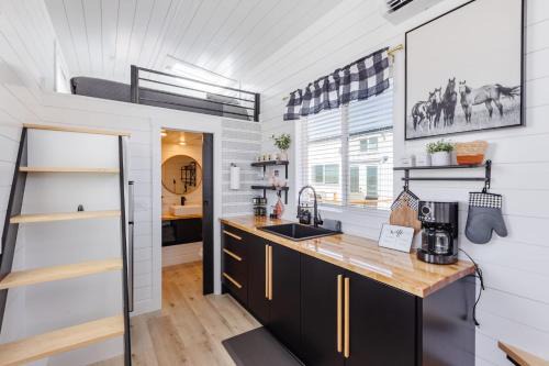 Apple Valley House | Zion Tiny Home, Hot Tub, Gooseberry Mesa Trails