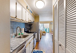 Amazing Suite in Oceanside Building w/Shared Pool, Private Washer/Dryer, WiFi