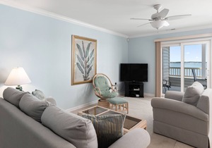 Bayfront, 2 br with pool, walk to beach, boardwalk and FishTales