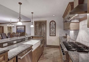 Luxury 2BR Arrabelle residence - ski in/ski out in Lionshead, rooftop pool & spa