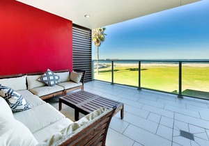 Modern Beachfront Condo w/Spacious Balcony, Views, A/C - Dogs OK