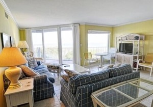 Open and Airy Oceanfront Unit with amazing views