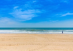 Remodeled Canvasback Condo 1/2 Block from the Beach w/ Free WiFi, Laundry & AC!