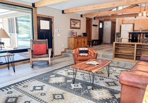 Spacious home with deck, washer/dryer, mountain views & high-speed WiFi