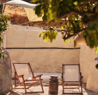 Andros Town Apartment | Παραδοσιακός πέτρινος ξενώνας σε φάρμα