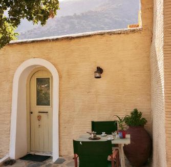 Andros Town Apartment | Παραδοσιακός πέτρινος ξενώνας σε φάρμα