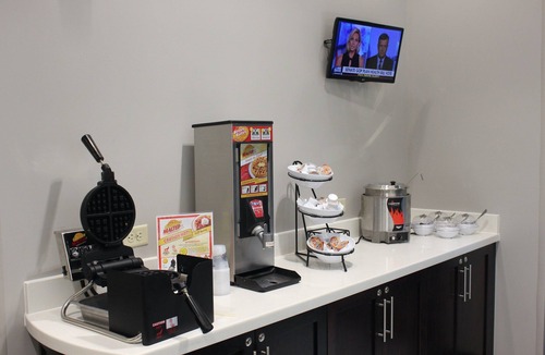 Miamisburg Apartment | 1 Bedroom | King Suite. Free Breakfast. Pool, Gym