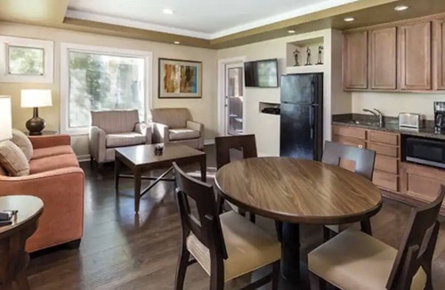 Paradise Valley Village Resort | 1 Bedroom Suite at Scottsdale Golf Resort