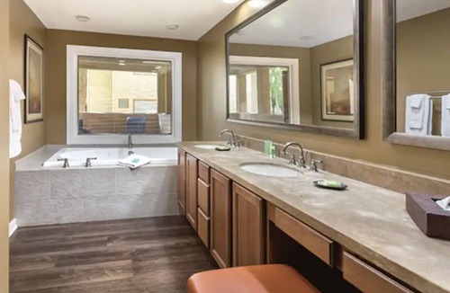 Paradise Valley Village Resort | 1 Bedroom Suite at Scottsdale Golf Resort