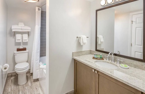 Yachting Village Resort | 1 Bedroom Suite w/Kitchen at Newport Onshore!