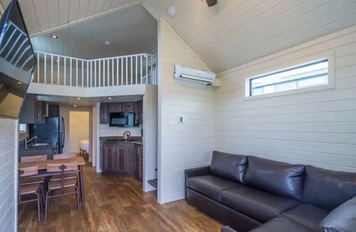 Camp Verde Hotel | 1 Bedroom w/loft Deluxe Cabin Sleeps 6, 30 minutes to Sedona -No pets