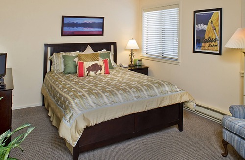 Elkhorn Hotel | 1 BR Condo w/King Bed, Mountain Views & Steps to Shops & Enjoy Pool Access