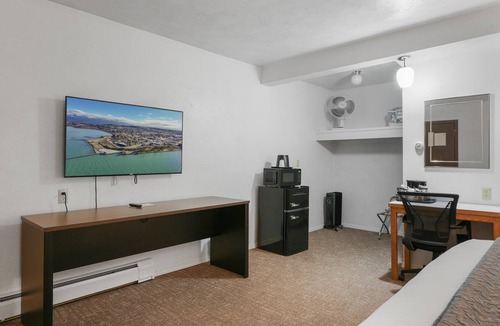 Polson Hotel | 1 King Bed, No Window (Interior Access)