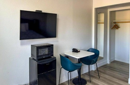 Selma Apartment | 1 King Bed|Non-Smoking, Micfridge