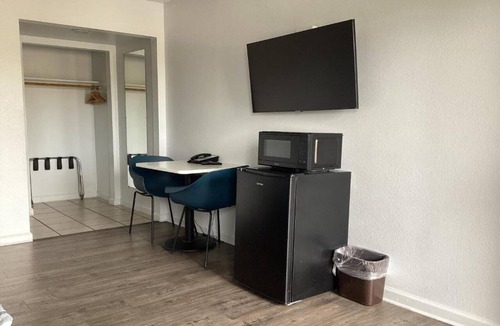 Selma Apartment | 1 King Bed|Non-Smoking, Micfridge