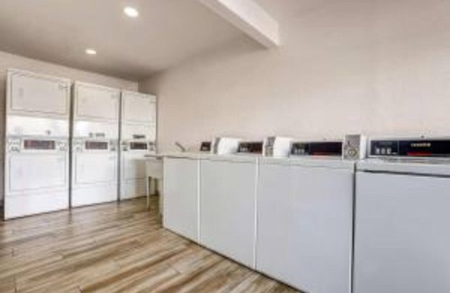 Ukiah Apartment | 1 King Bed|Nsmk,Balcony,Micfridge,Sofa-Bed
