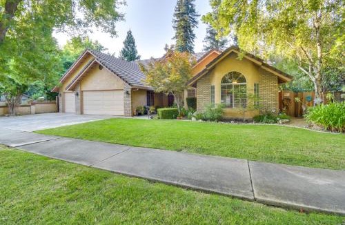 Merced House | 1 Mi to Applegate Park Zoo: Pet-Friendly Home