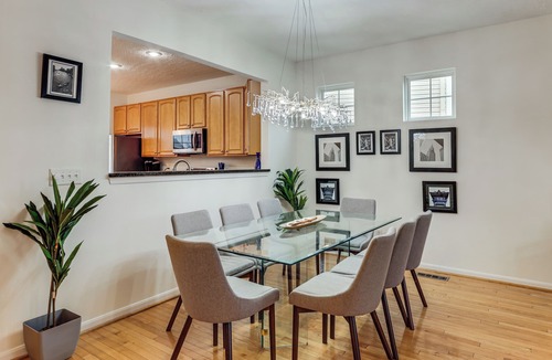 Cincinnati House | 1 Mi to Dtwn Cincinnati: Spacious Townhome w/Deck