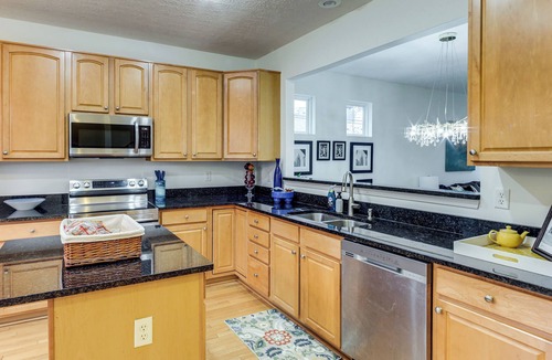 Cincinnati House | 1 Mi to Dtwn Cincinnati: Spacious Townhome w/Deck
