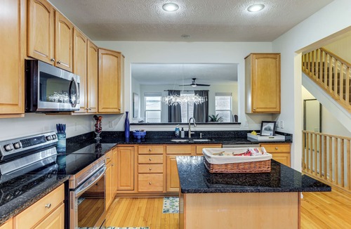 Cincinnati House | 1 Mi to Dtwn Cincinnati: Spacious Townhome w/Deck