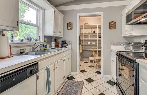 Greensboro House | 1 Mi to Science Center & Park! Pet-Friendly Haven