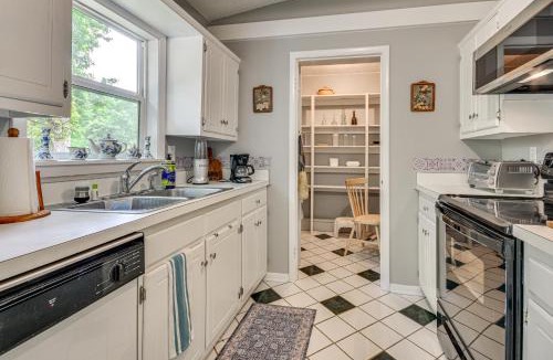 Greensboro House | 1 Mi to Science Center & Park! Pet-Friendly Haven