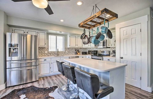 La Buena Vida House | 1 Mi to State Farm Stadium: Home w/Pool & Grill!