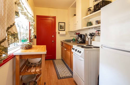 Three Rivers Cabin | 1 Min from Sequoia National Park Cabin for 2 with additional sleeper sofa