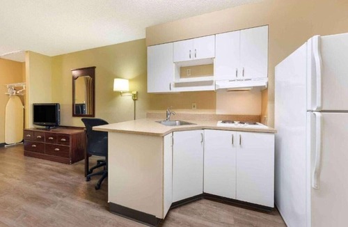 Raisin Apartment | 1 Queen Bed | Non-Smoking, Kitchen