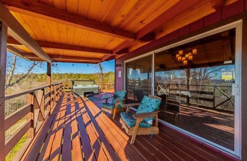 Oakhurst House | 10-acre Forest Villa, Single Floor, Hot tub, Patio