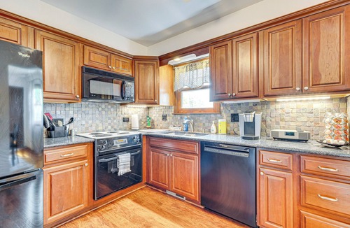 Worthington House | 11 Mi to Dtwn Columbus: Group Retreat w/Fire Pit!