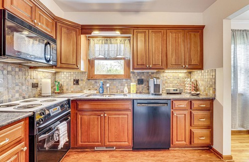 Worthington House | 11 Mi to Dtwn Columbus: Group Retreat w/Fire Pit!