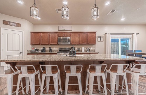 Tulare House | 12-Bed home w/Pool&Hot tub near Sequoia National Park