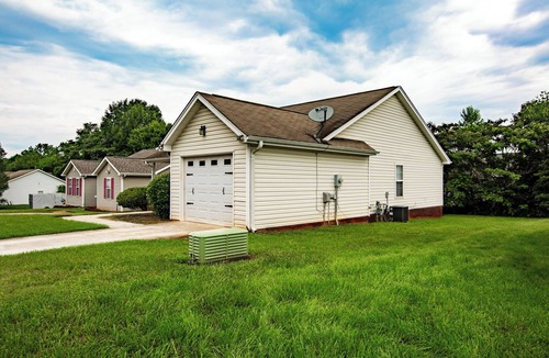 New Irving Park House | 12 minutes to Wet 'n Wild Water Park! Family-sized 3 bedroom cozy happy home!