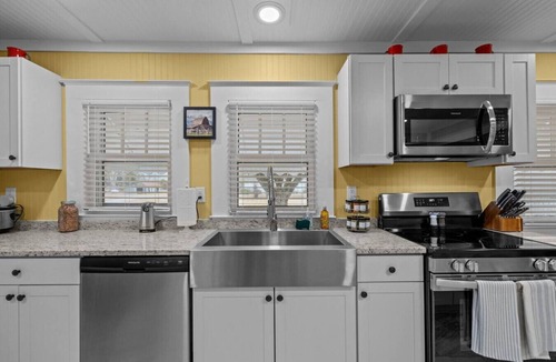 Newport House | 15 min to Beach | 3 Acre Country Living | Firepit