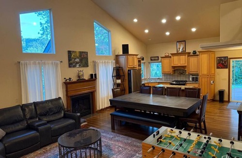 Pinehurst House | 15 mins to Silver Mtn Resort! Hot tub, pool table
