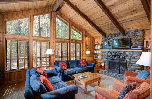 North Wawona Cabin | (17B) Tyler's Timber Lodge at The Redwoods In Yosemite