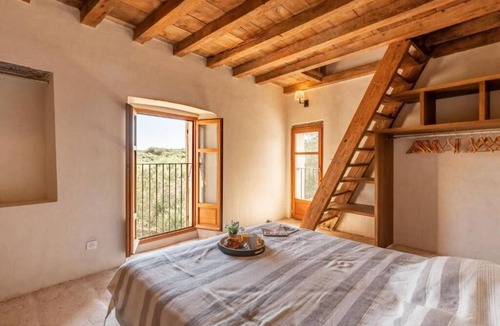 Bonifacio House | 17th century Tower, restored and a sheepfold; 10 min walk to beach CalaSciumare