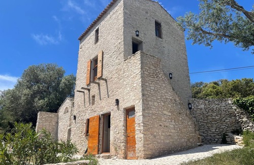 Bonifacio House | 17th century Tower, restored and a sheepfold; 10 min walk to beach CalaSciumare