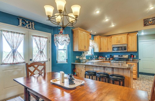 Panguitch House | 18 Mi to Mammoth Cave: Spacious Group Getaway