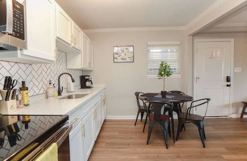 Cottage Line Apartment | 1866 EOV Dune Suite