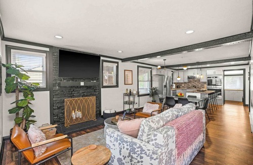 Inglewood House | 1940s Bungalow| Deck+Chef's Kitchen| Dog Friendly