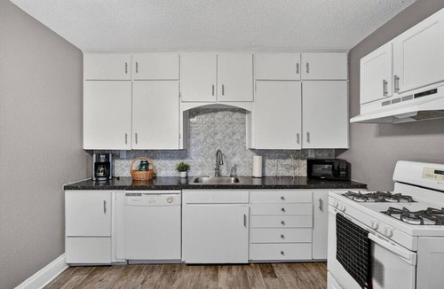 Des Moines Apartment | 1BD-Parking/Reading Nook-Extended Stay
