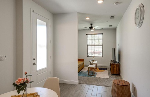 Greenacres House | 1BR Guest House with Private Entrance and Laundry
