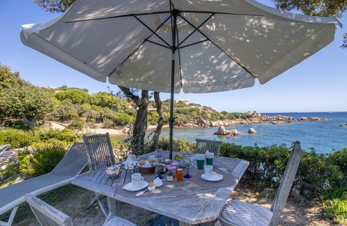 Santa Giulia Villa | 2 471/5 000 Villa A Cala d Oro with private beach, garden with sea view, Wi-Fi and AC